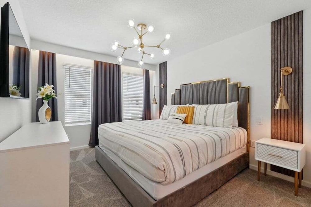 Beautiful Chic Radiance Home With Pool 5 Bedroom Townhouse