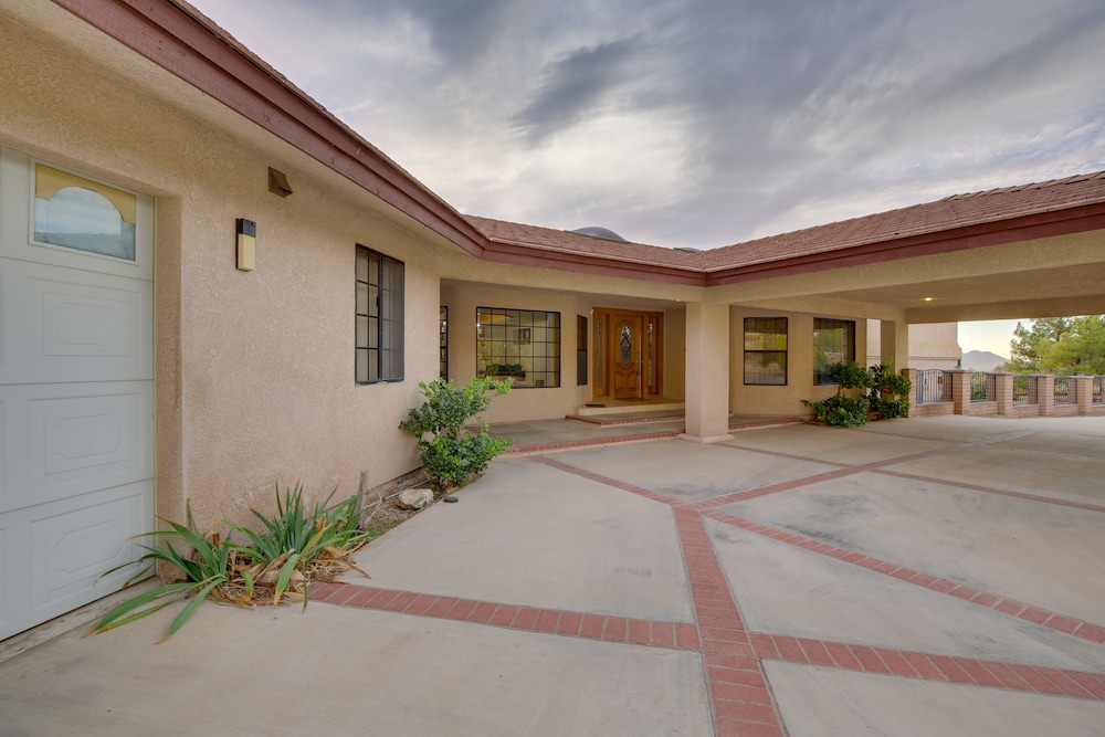 Spacious California Oasis: Patio, Fireplace & Pool