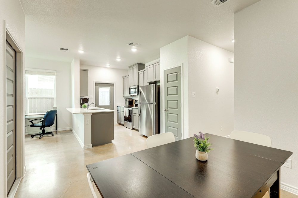2 Mi to Downtown Temple: Newly Built Townhome!