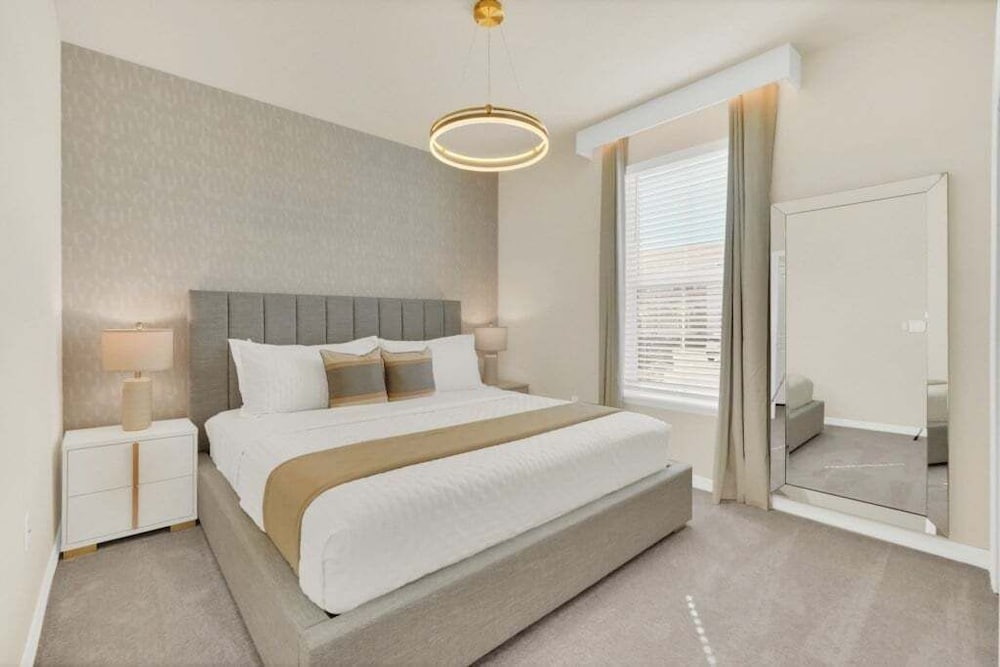 The Cutest Tonwhome & Private Splash Pool! 5 Bedroom Townhouse