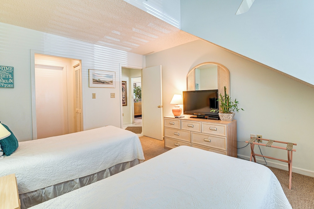 Unwind Poolside & Walk to Ocean! Myrtle Beach Unit