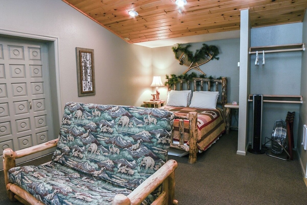 Fawn Valley Inn: 104 Condo view 2