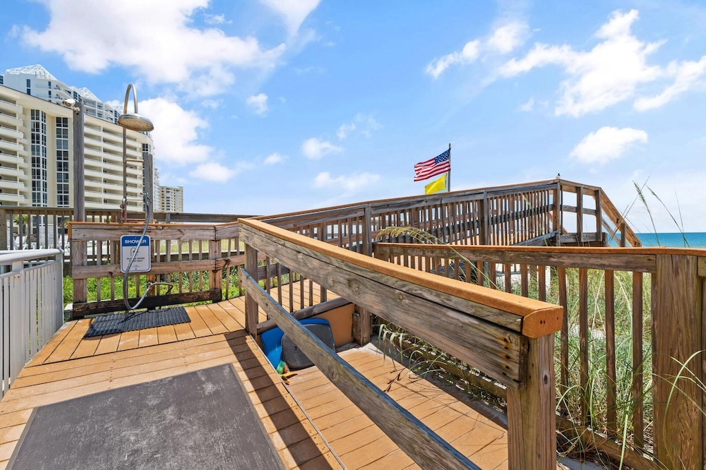Ocean Breeze East 201