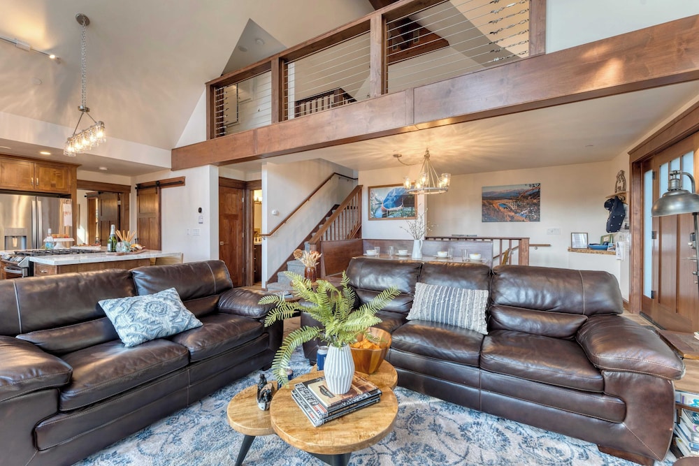 Denton by Avantstay Hot Tub, Deck w/ Fire Pit Near Skiing & Lake!