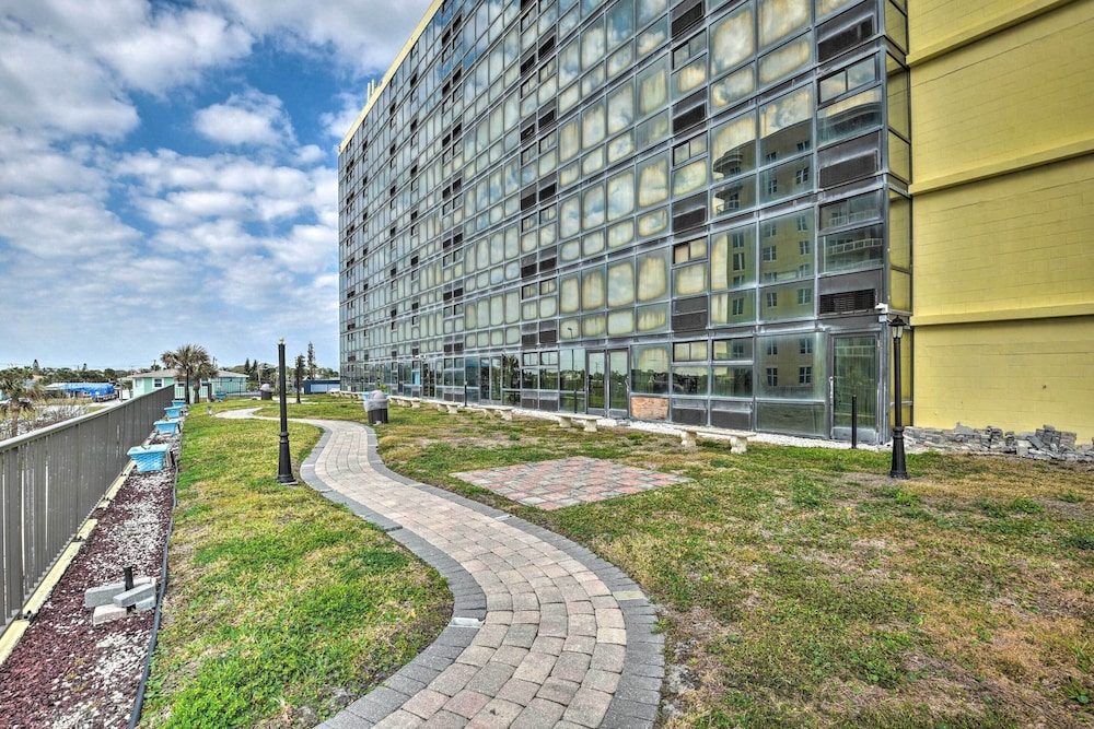 Oceanfront Daytona Beach Studio w/ Pool Access