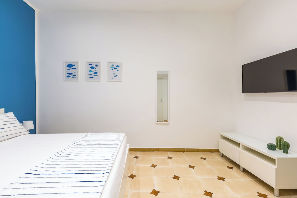 White&Blue Apartment at Sanità by Wonderful Italy