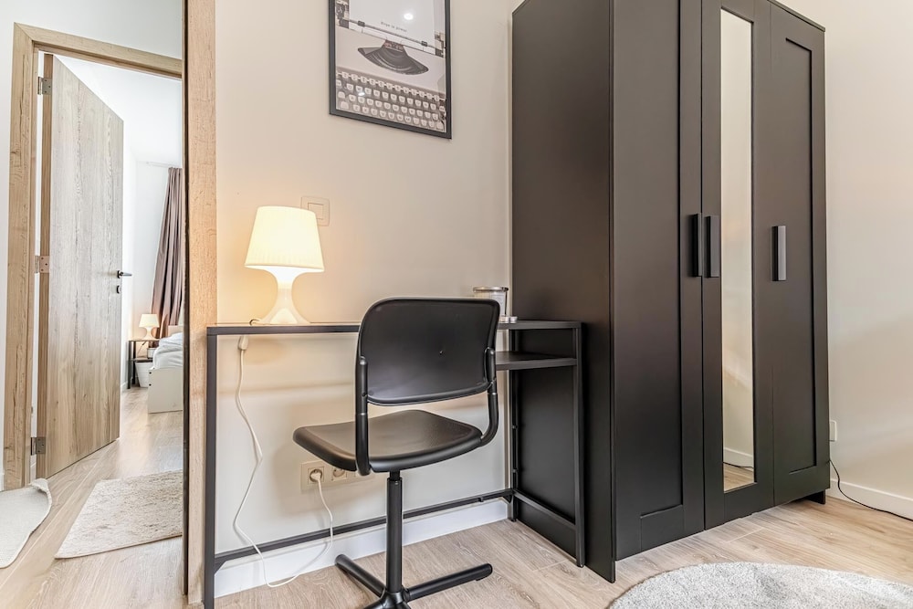 Modern 3BR Apt for 6 with Patio Ghent