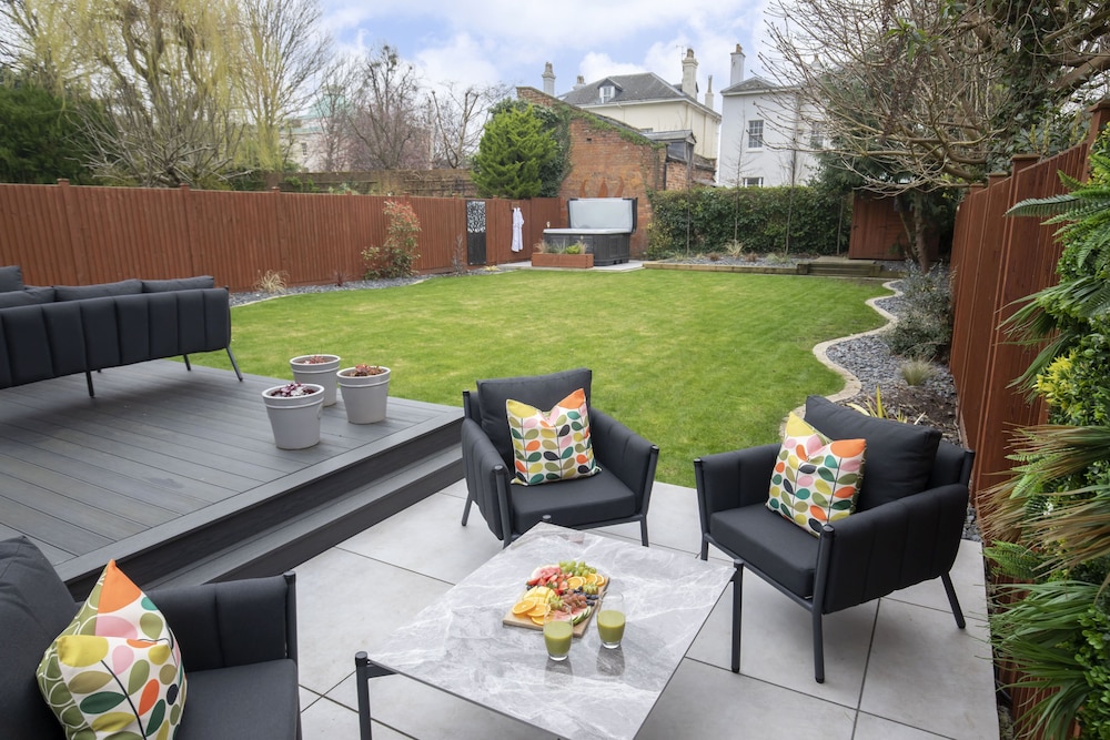 Elliot Oliver- Superior 6 Bedroom House With Hot Tub And Log Burner