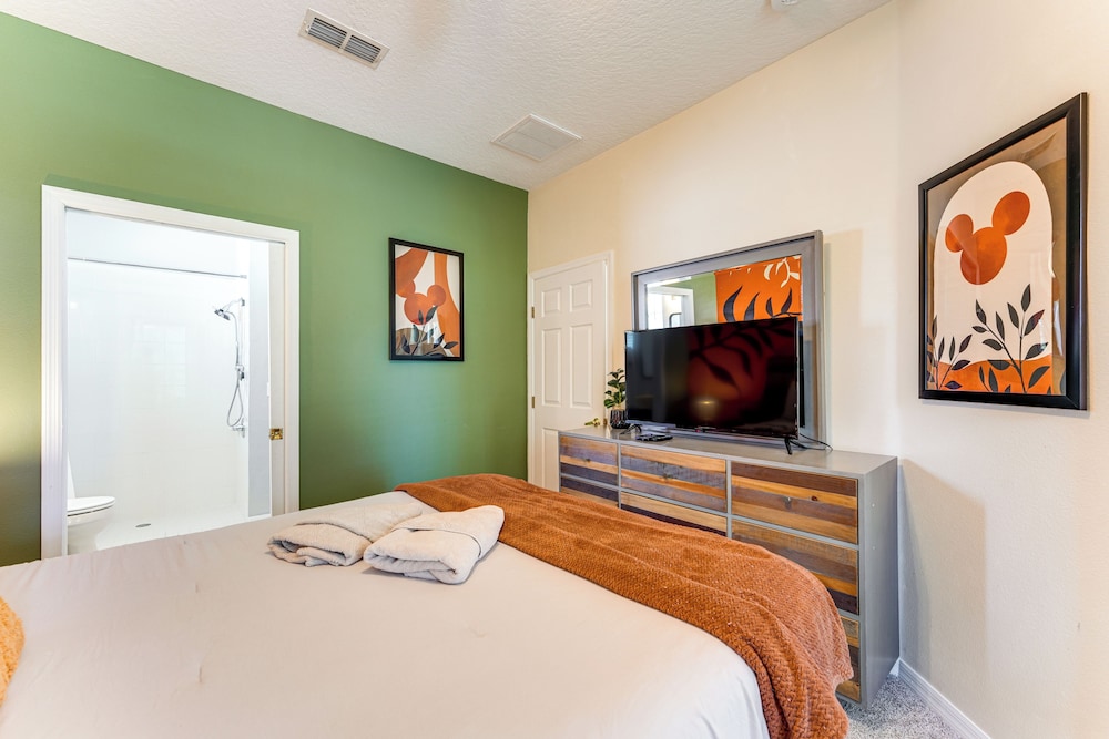 Walk to Tower Lake: Family Home in Gated Community