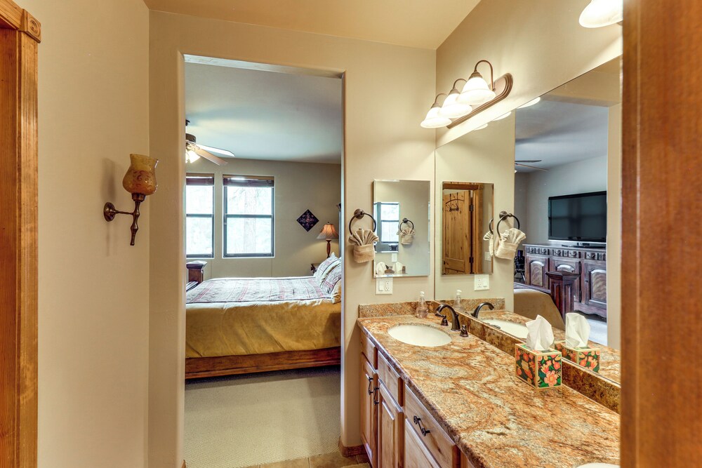 4 Mi to Fool Hollow Lake: Retreat w/ 2 Decks!