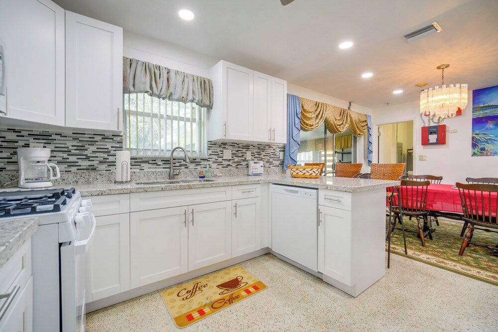 < 3 Mi to Hard Rock Stadium: Miami Home w/ Sunroom