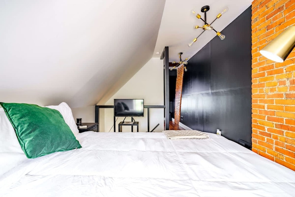 Short North Convention King Bed Parking Free