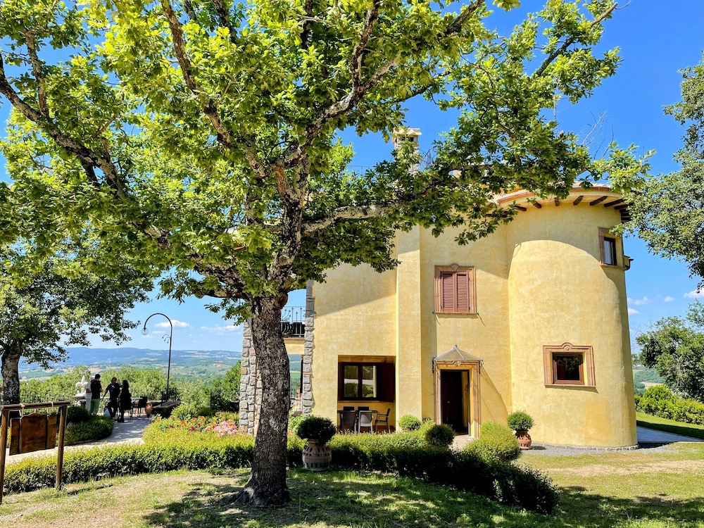 Charming Villa in Umbria - Sleeps 16 - Lake View - Pool, Jacuzzi and Events Room