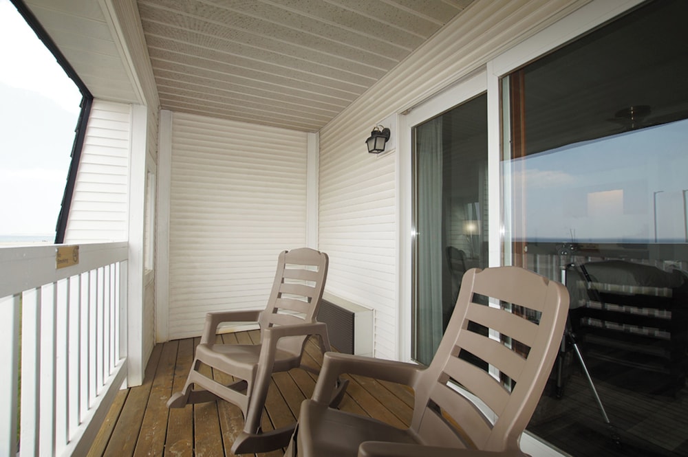 Snyder's Shoreline Inn