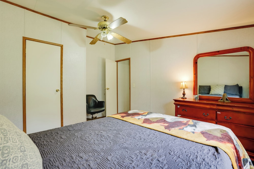 Play Games, Bike & Unwind: Cleveland Family Home!