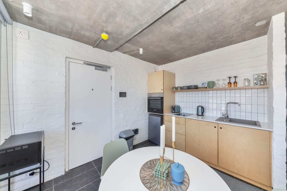 Seaside Studio Apartment, 9 Mins to Queens Beach! view 4
