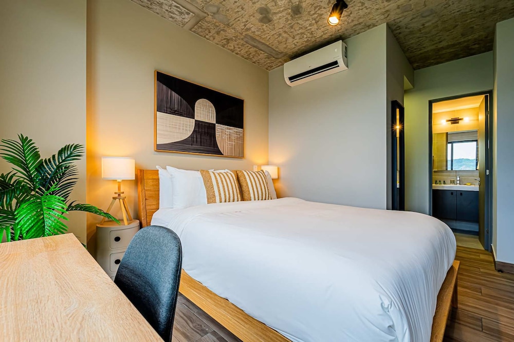 w Trendy 2BR w Balcony in the Heart of Centriqo
