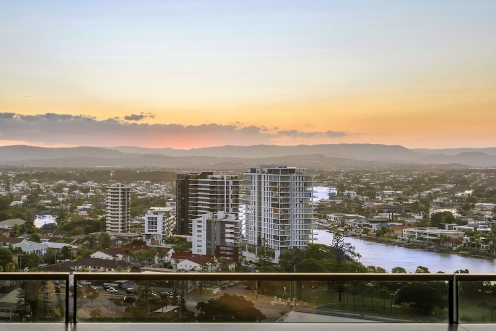 Jewel Luxury Beachside 2-bed With Water View