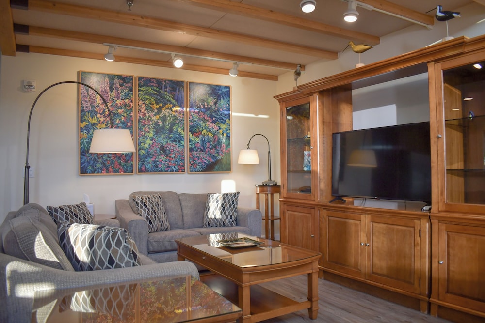 Lakeshore Lodges