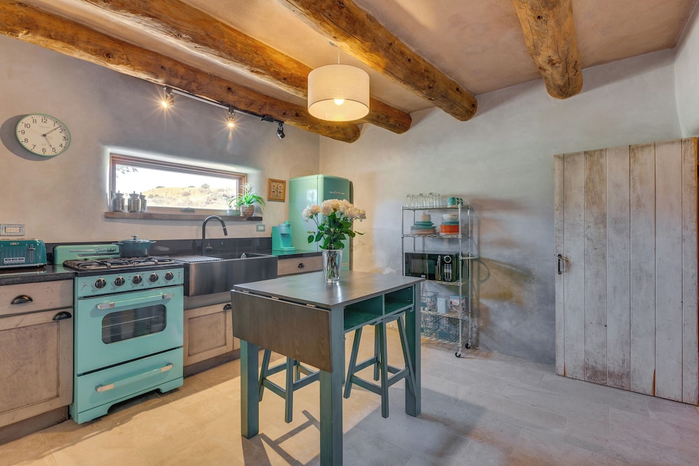 Beautiful Historic Adobe Home ~ 3 Mi to Taos Plaza view 4