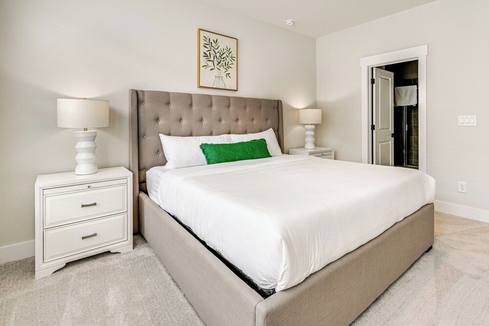 2 Mi to Dtwn Charlotte: Unit w/ Rooftop Deck!