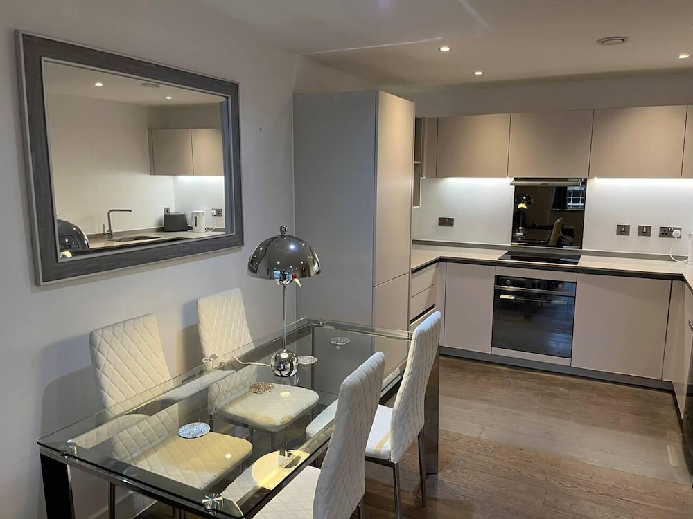 Luxury 2 Bed 2 Bath Apartment Central Location view 5