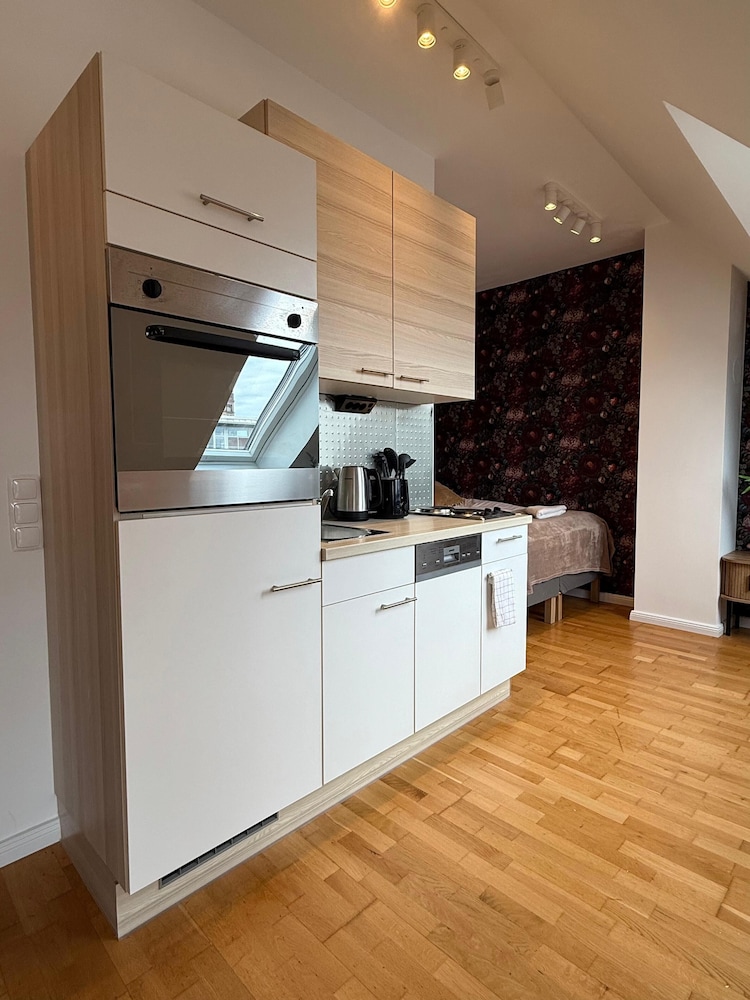 Stylish 1BR Apt Balcony AC City Center