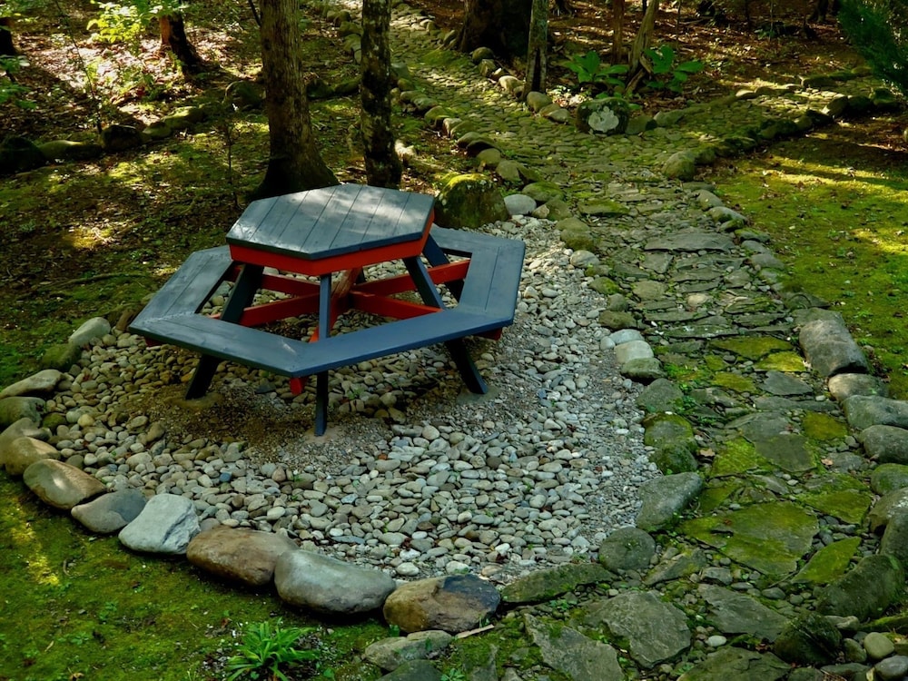 Elk Run On Cosby Creek - 2 Bedrooms, 2 Baths, Sleeps 7 Cabin by RedAwning