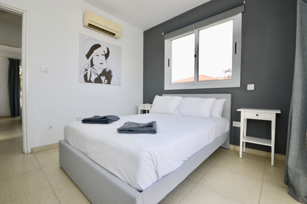 Villa Sleeps 8 With Private Pool