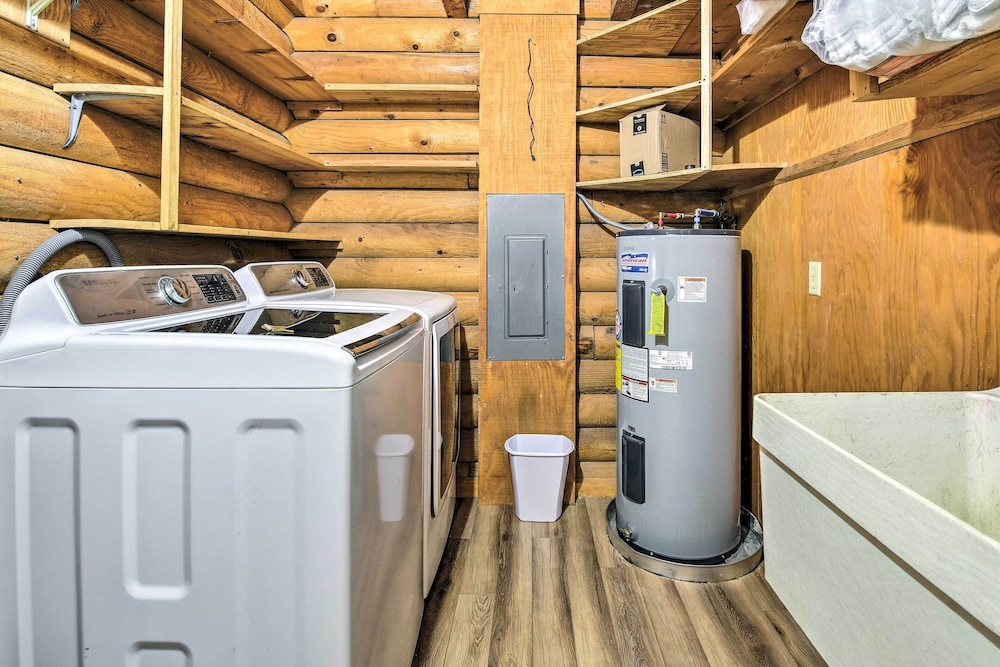 Pet-friendly Gatlinburg Cabin w/ Hot Tub!