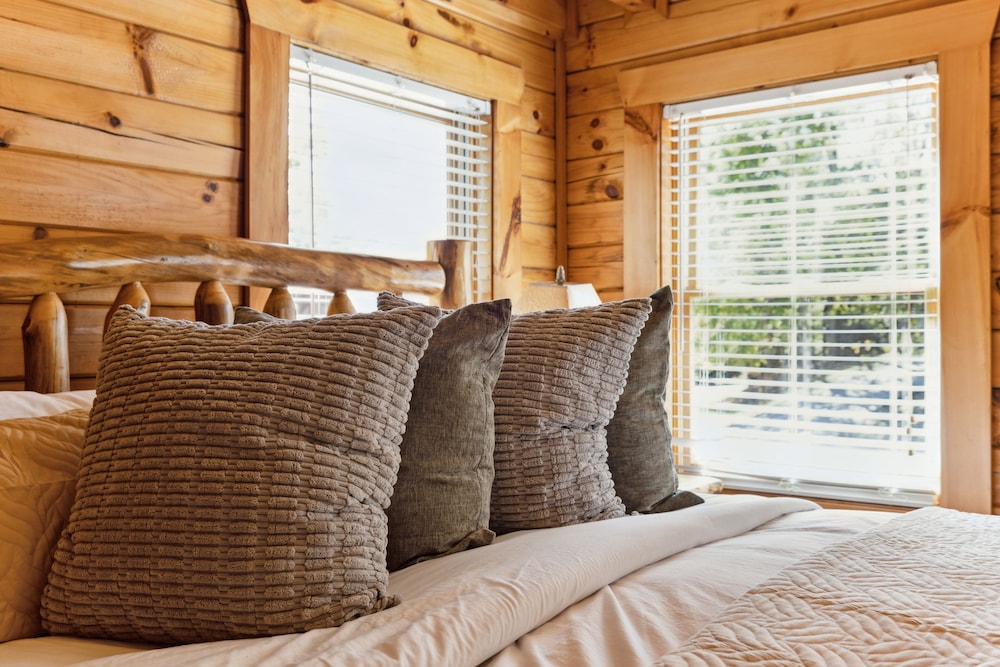 The Cowboy Way Cabin 4 Bedroom Cabin by RedAwning view 2