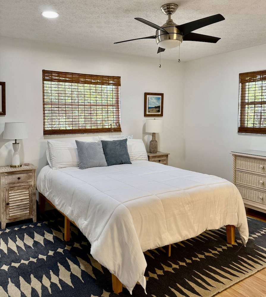 Naples Park Cottage 106th 6 Blocks Off Ocean 2 Bedroom Home