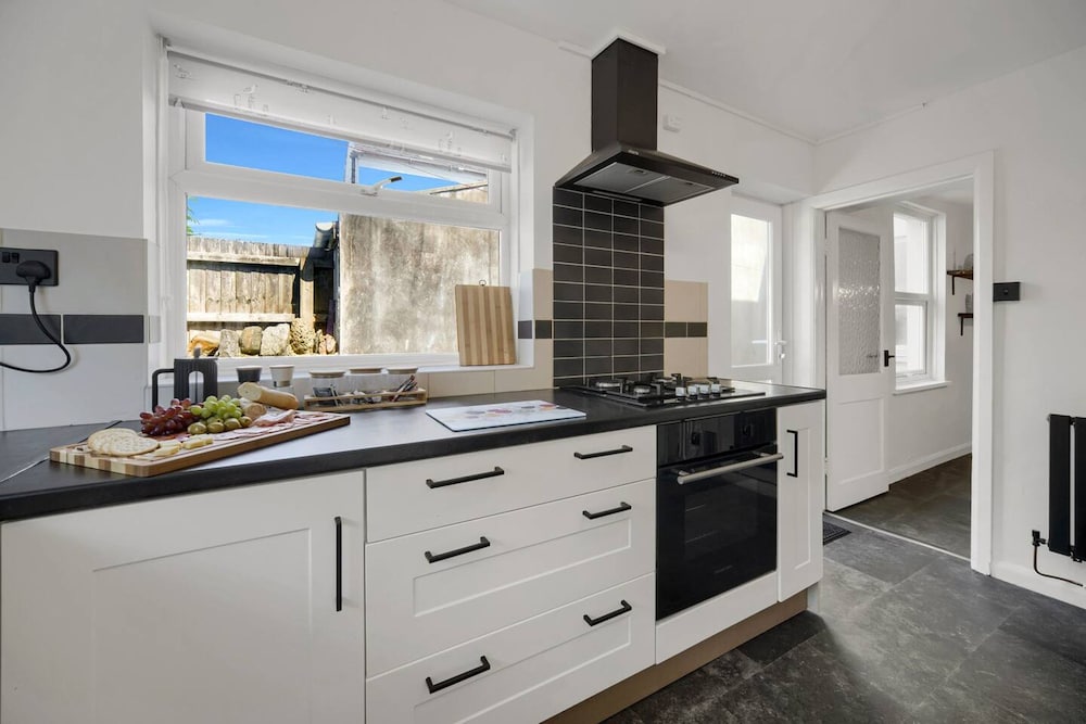 Central Chic - Huge Home - Free Wifi