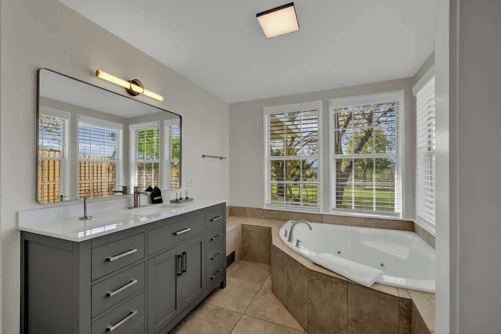 Family-friendly Hill Country Retreat Sleeps 11 + Hot Tubs