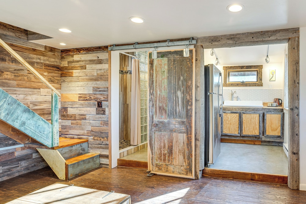 Historic Nature Lovers Cabin on Farm in Paonia!
