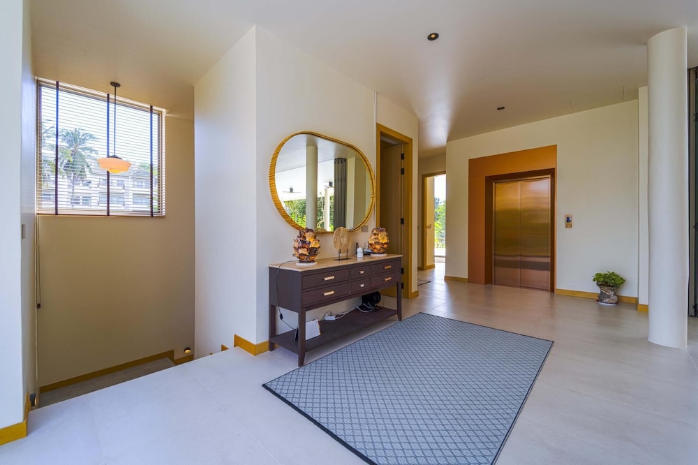 Ultra-Modern 6-Bedroom in GolfCourse PH6