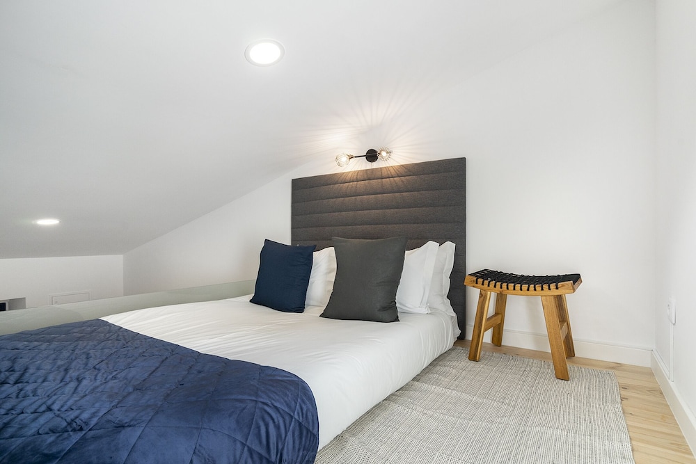 Urban Escape: 1-Br W/Mezzanine Near Campo Ourique