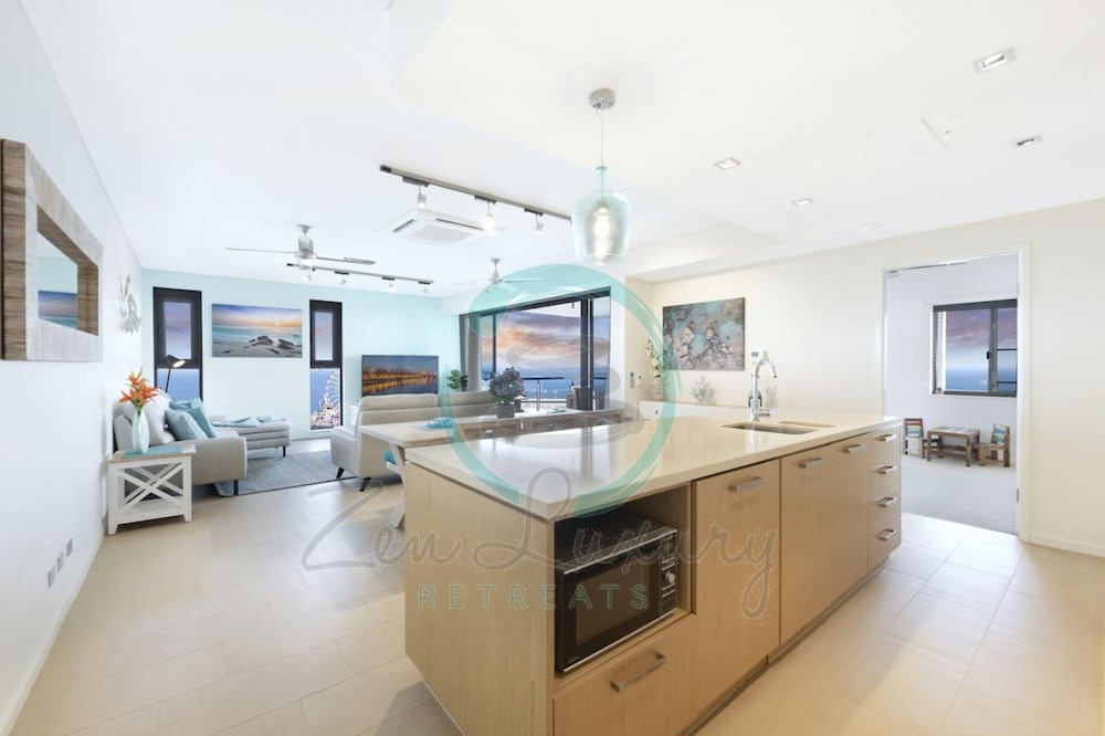 Penthouse Haven Lux Balcony Dining Sea View - Image 5