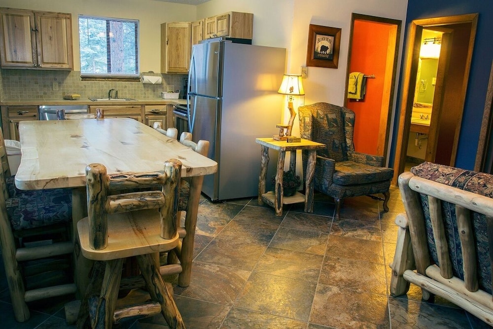 Timber Creek Chalets: 7 2 Bedroom Cabin view 3