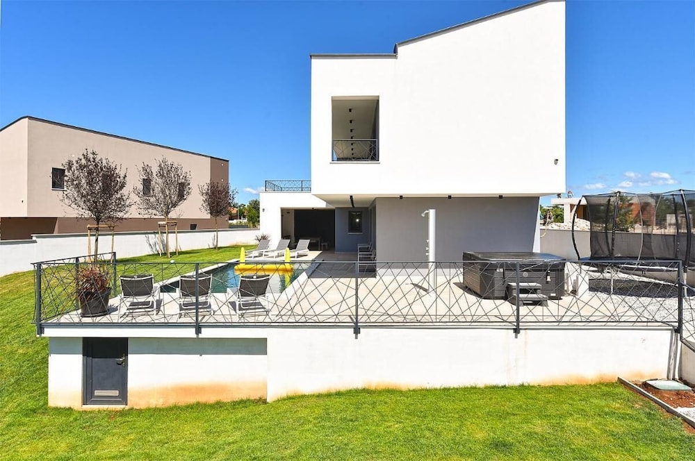 Spacious Villa With Pool and Garden in Stokovci