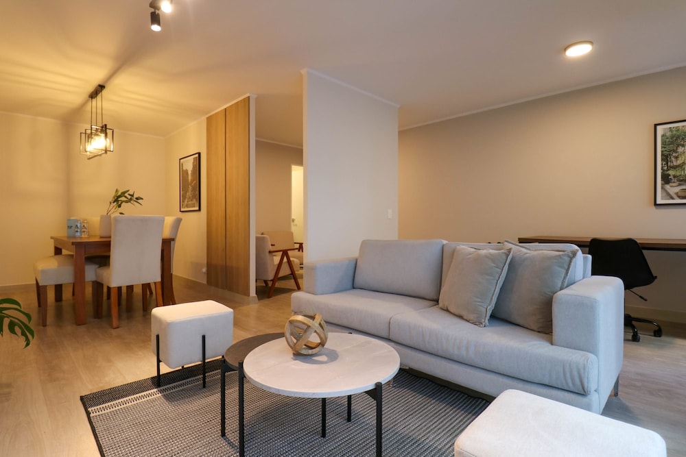 w Breathtaking 2BR With Balcony in Miraflores