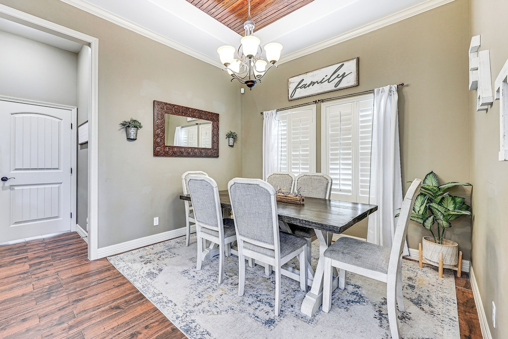 1 Mi to Utrgv Stadium: Roomy Retreat w/ Pool, Yard