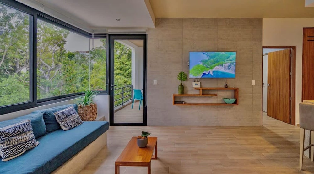 Spacious 1 BR With Great Location Rooftop Pool by Waves Management
