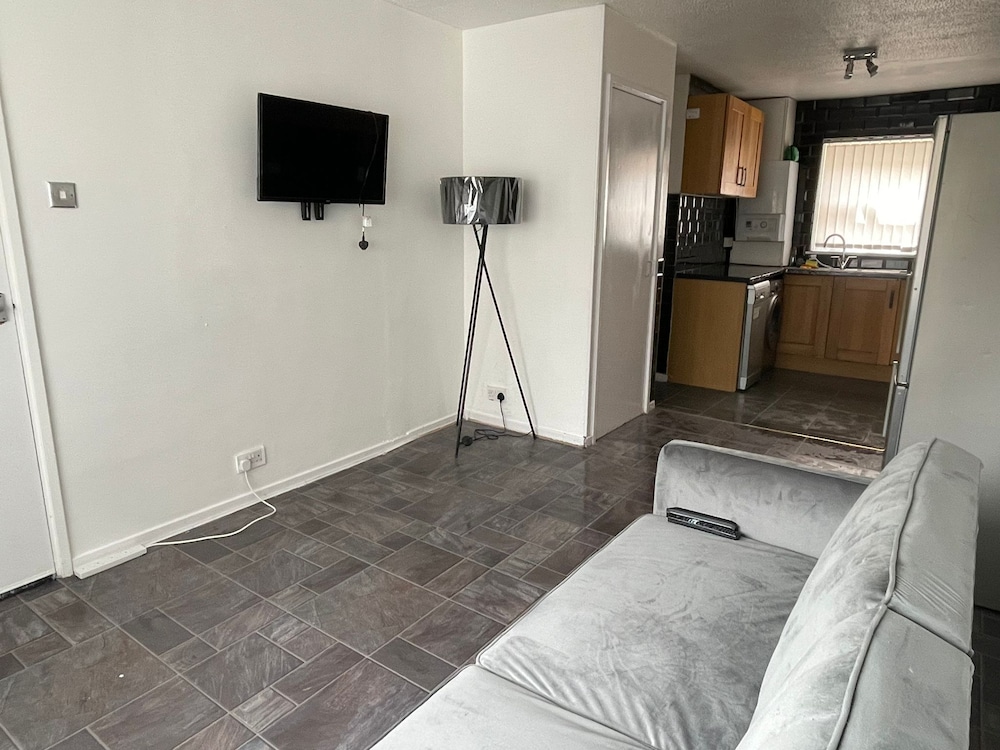 New! 4 Bedroom London House With Garden and Lawn