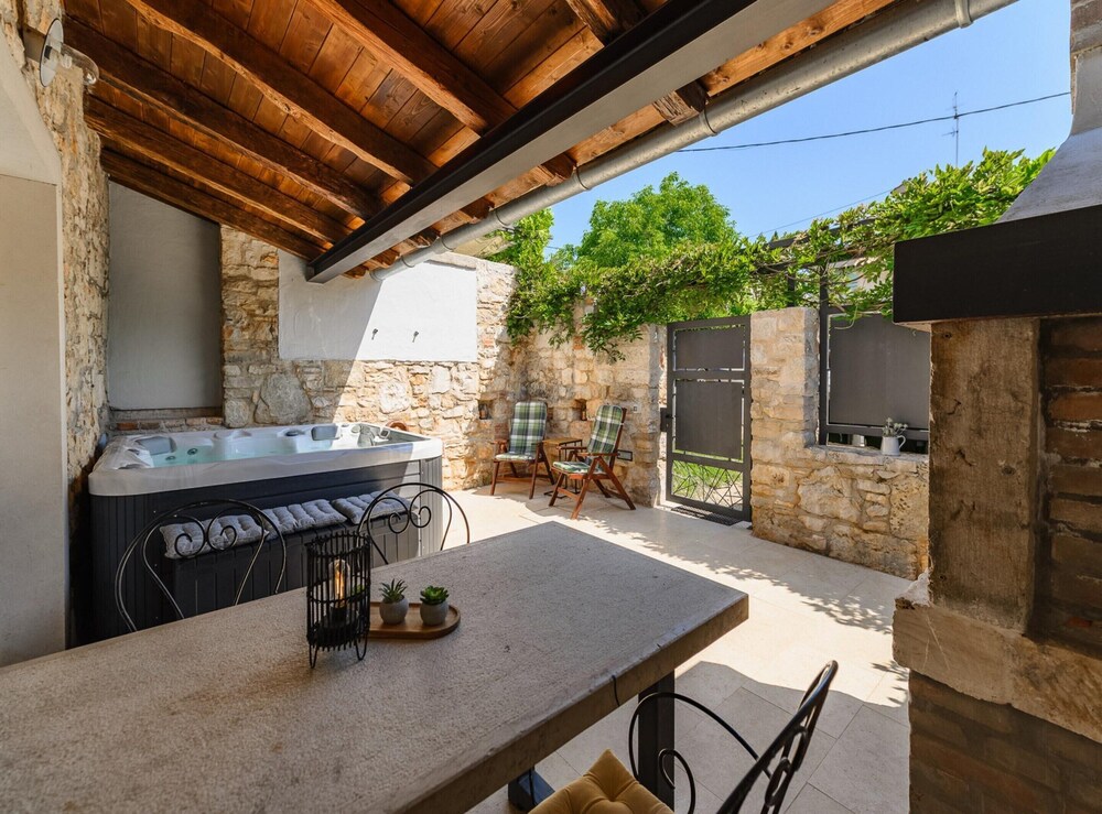 Warm Holiday Home With Terrace