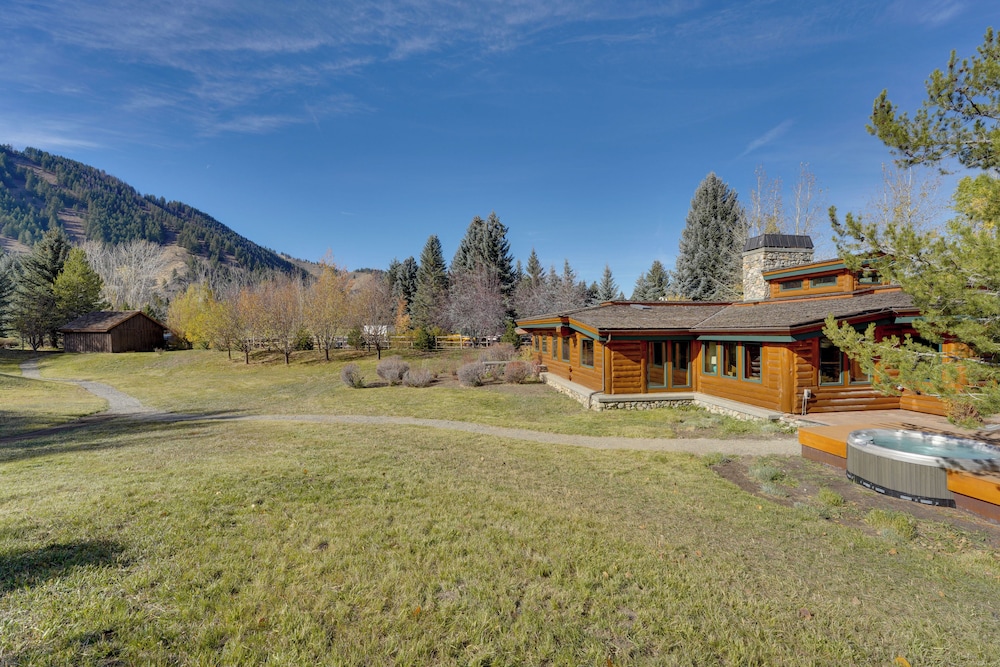 Sun Valley Log Home w/ Hot Tub & Mtn Views!