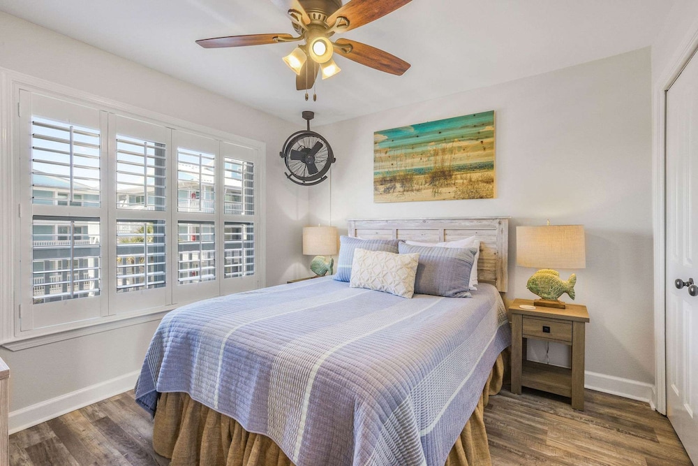 Lagoon Landing 202- Beautifully Decorated Condo With Balcony Pool Steps to Beach Lagoon