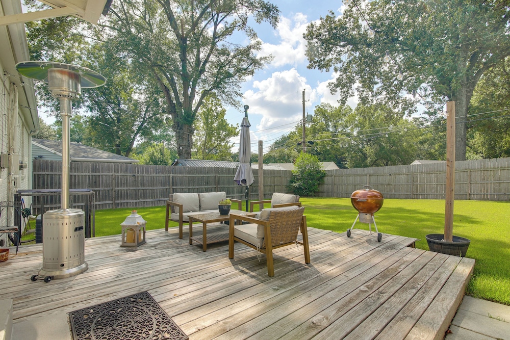Updated Suburban Retreat: 8 Mi to Dtwn Memphis!