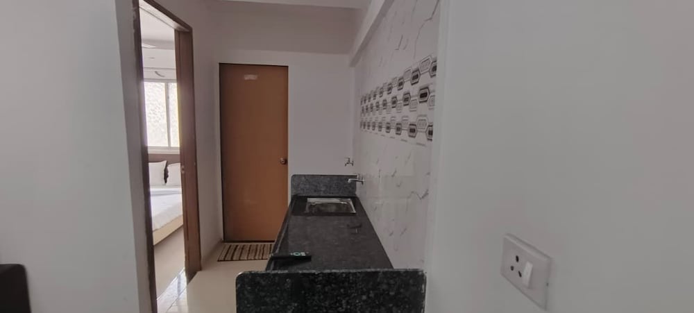Royal Night Guesthouse - Daman