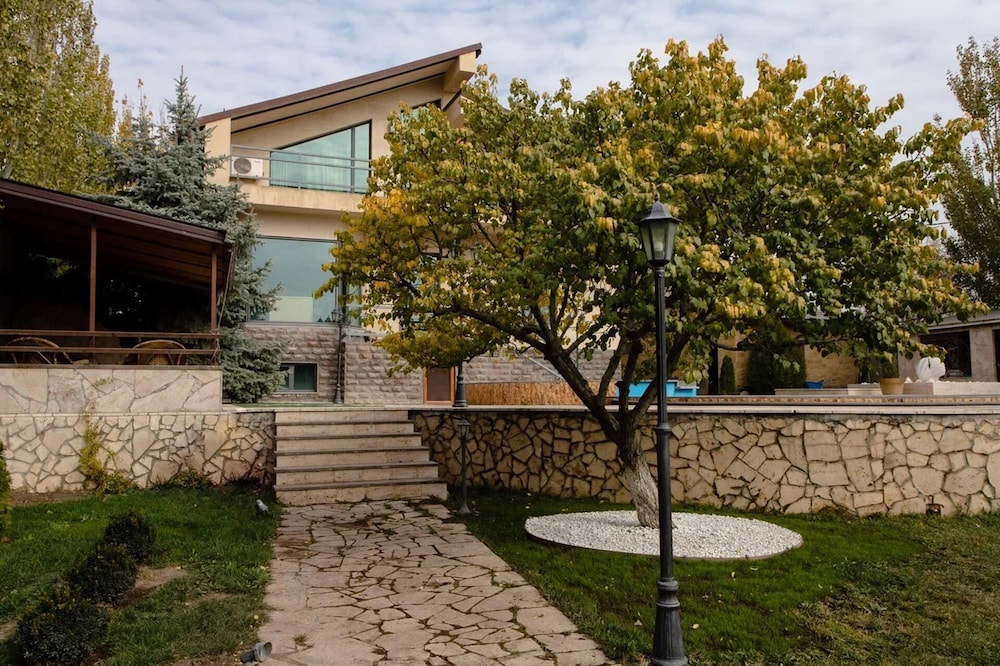 4 Bed Villa Estate Sleeps 7 - Pool, Garden, Sauna